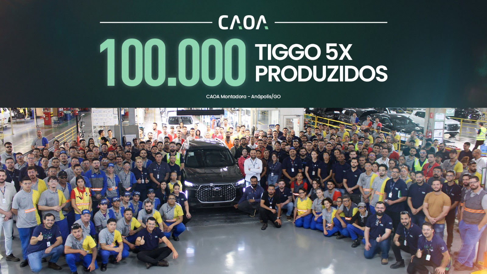 Funcionários da CAOA celebrando a produção de 100.000 unidades do Tiggo 5X na montadora de Anápolis, Goiás.